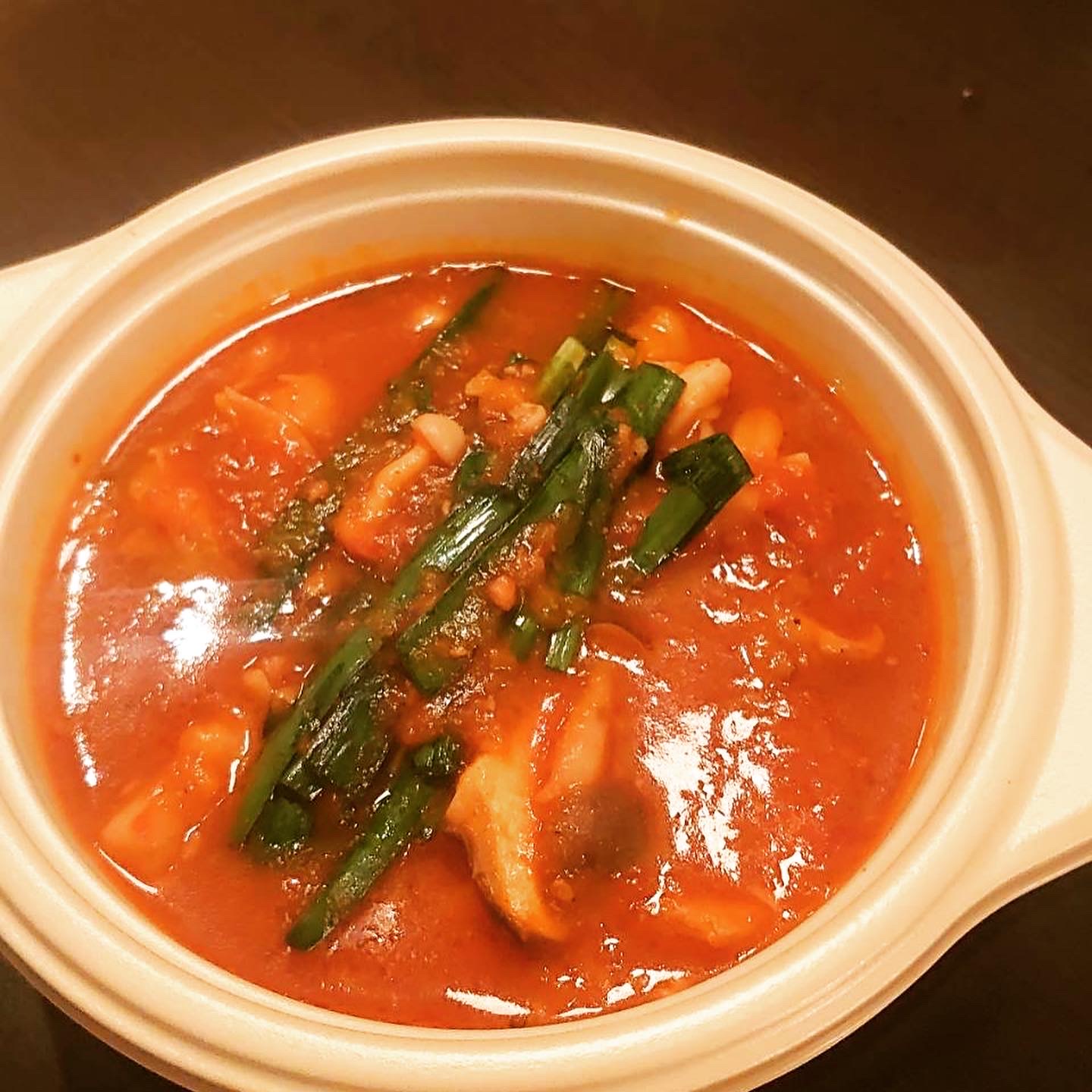 牛ホルモンのピリ辛トマトソース煮込み(ライス、野菜、一品付き)