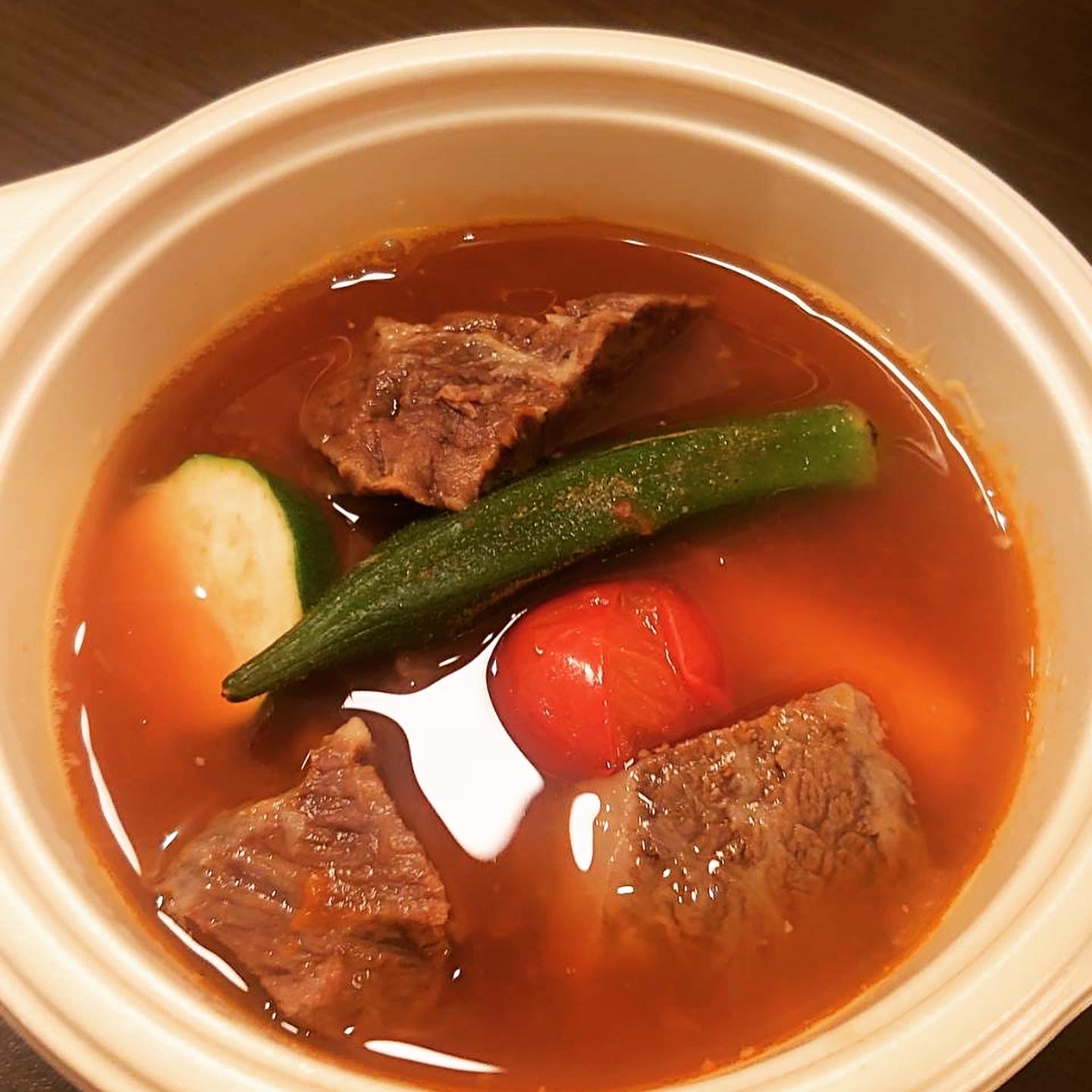 牛ホホ肉の煮込みセット(ライス、野菜、一品付き)